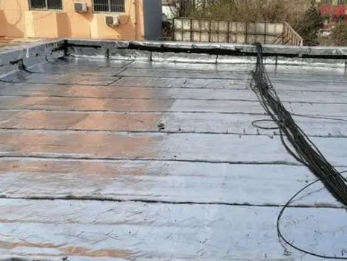 顺义卫生间漏水维修公司分享下顺义屋面楼顶防水刚性防水层施工要点。